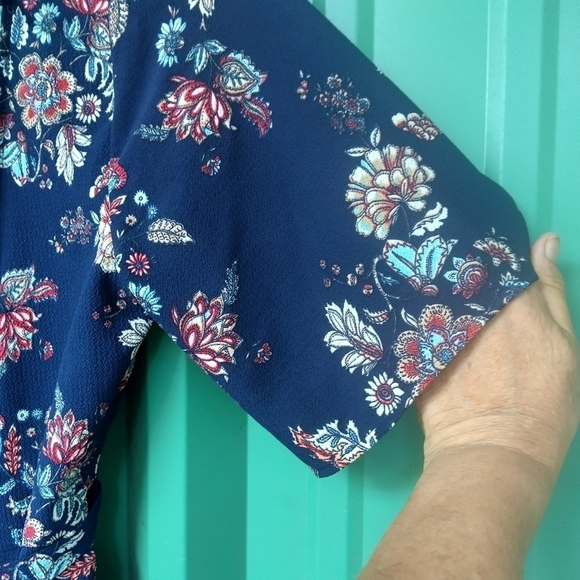 NEW Women's Floral Shorts One Piece Romper Size Medium Ditsy Flowers - Picture 8 of 9